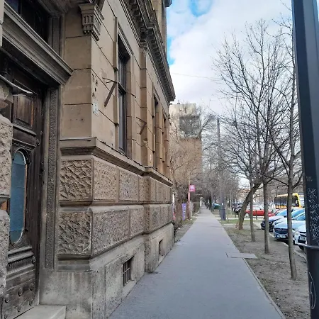 75m2 In A Quite But Central Location شقة *